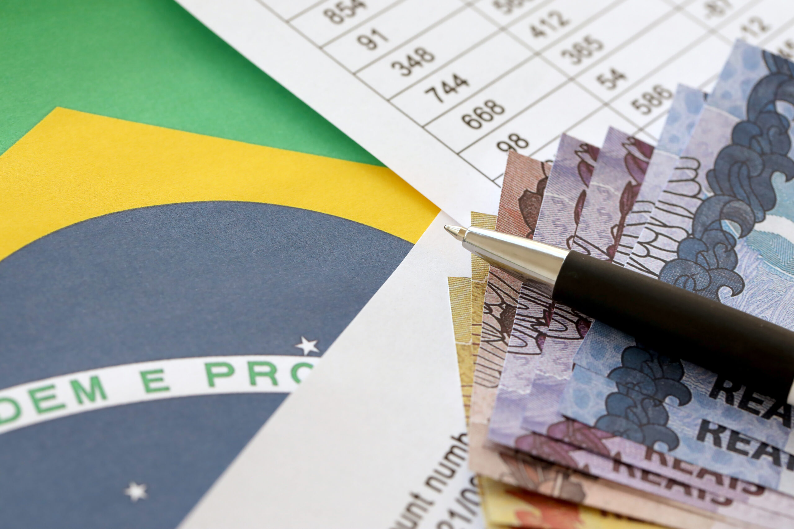 Pen With Brazilian Money Bills On Blank Of Lottery Game. Concept Of Luck And Gambling In Brazil - Focus Contabilidade